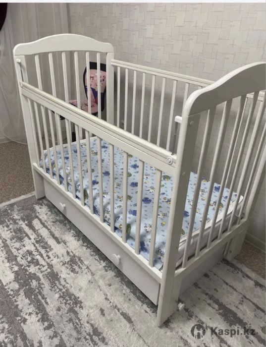 Продам детскую кровать и комод