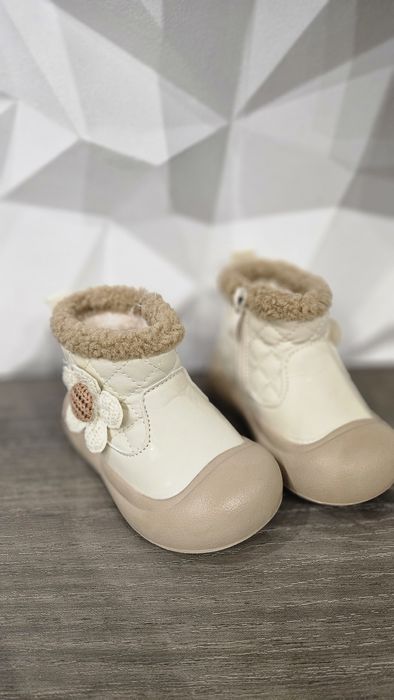 Продам детские ботинки