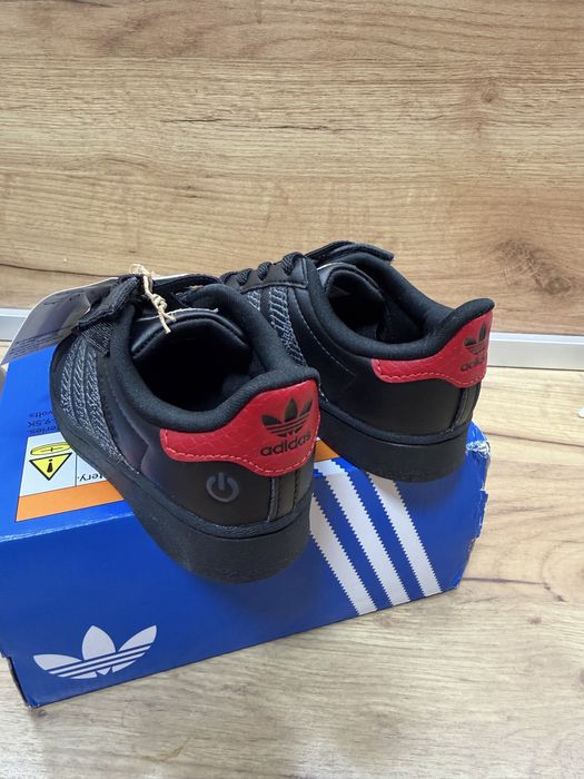Обувки Adidas 25