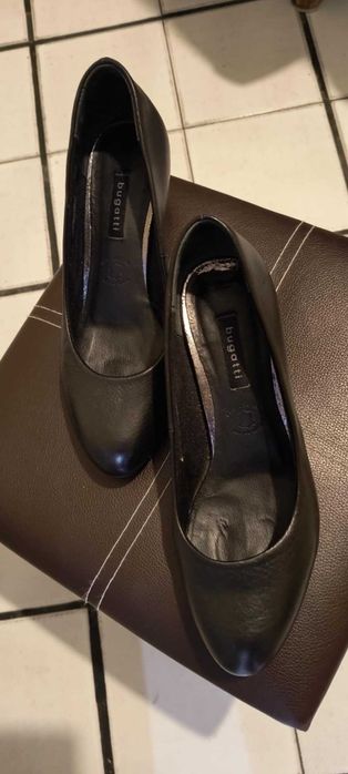 елегантни и качествени дамски обувки Bugatti