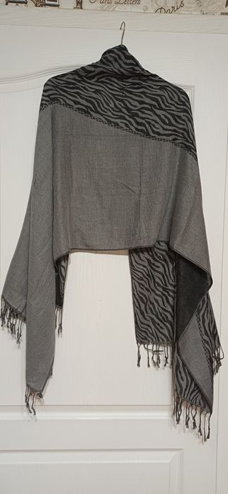 Два броя дамски  шала