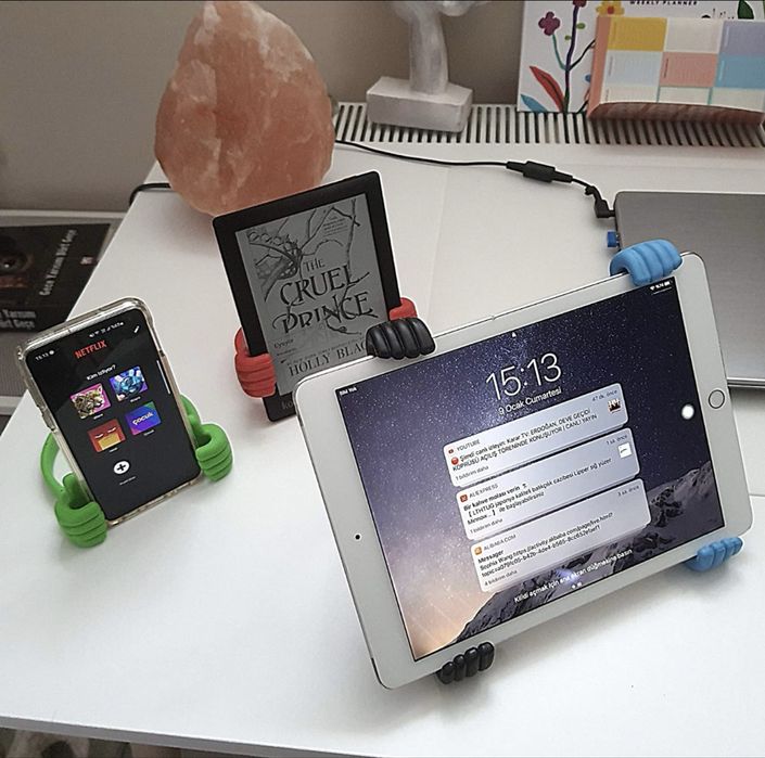 Подставка под телефон в виде пальцов вверх