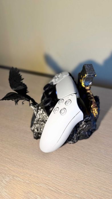 Suport controller PS5 God of War – pictat manual