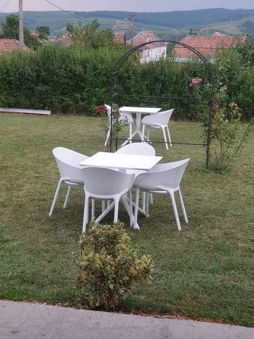 Vind masă cu 4 scaune foarte rezistente