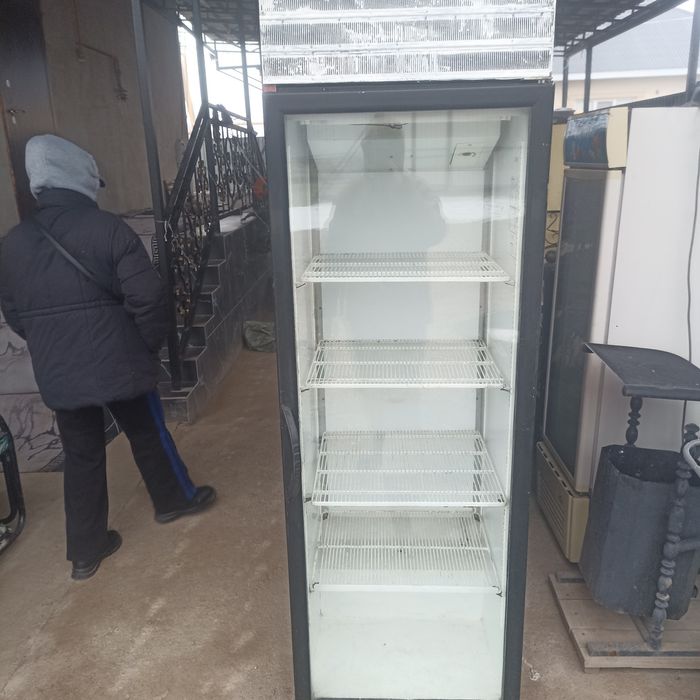 Витрина холодильник обе работает