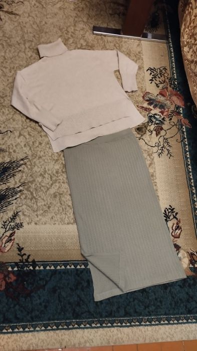 Платье ниже колен серое низ плисе