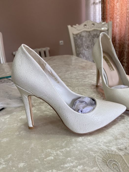 Продам новые белые туфли