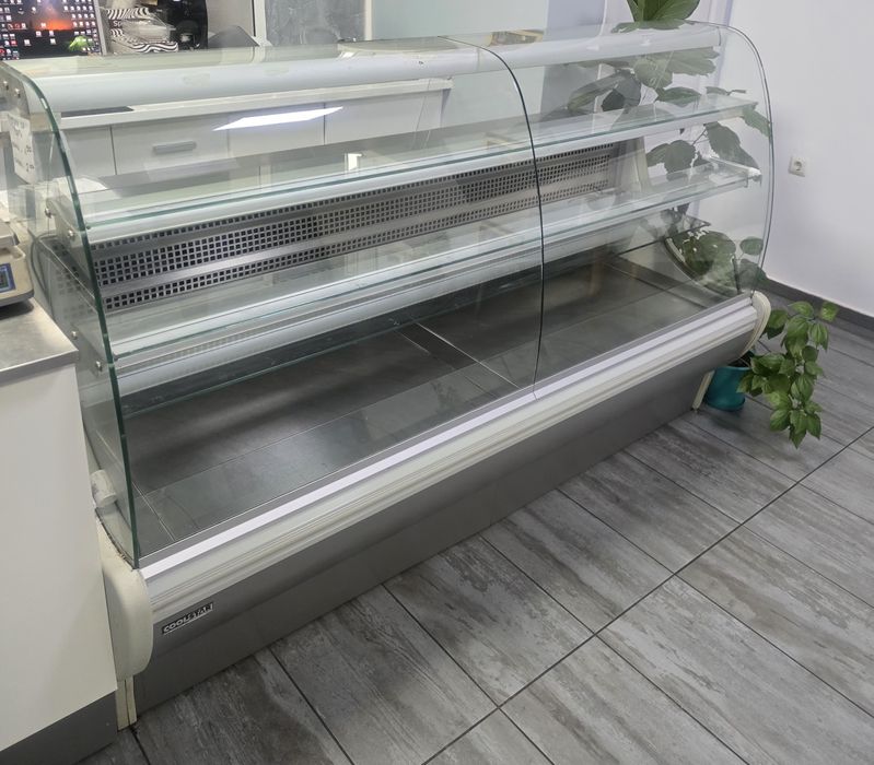 Продавам хладилна витрина