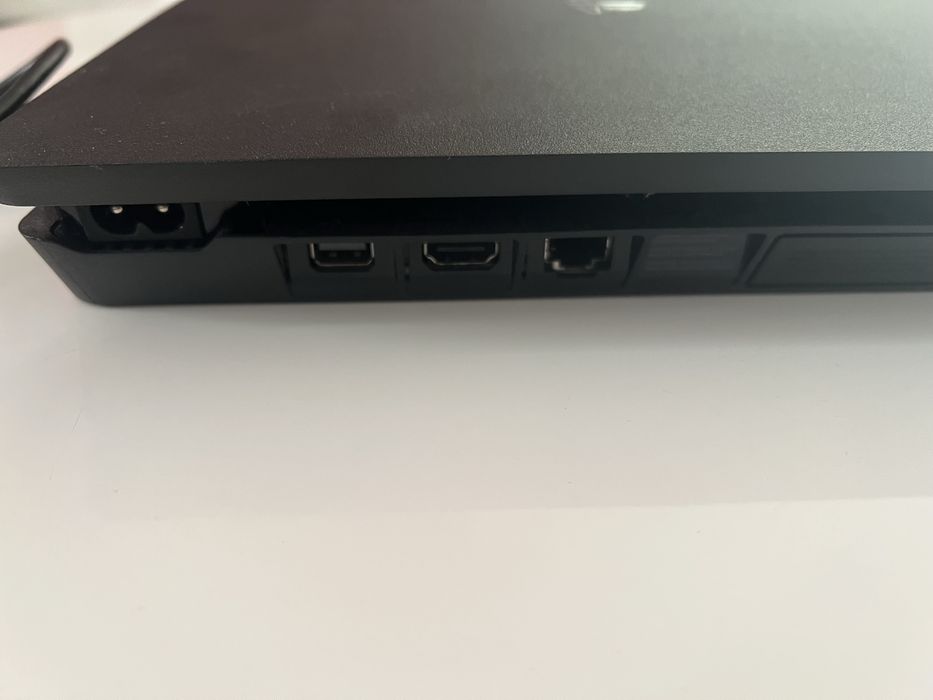 Playstation 4 slim, CA NOU, cu 2 controllere si jocuri