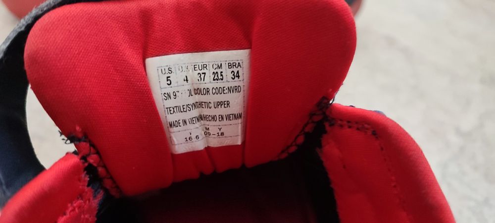 Adidasi Skechers mărimea 34 și 37