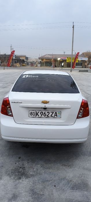 Lacetti 1.8 sotiladi