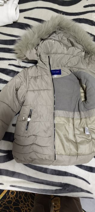 Курточка на девочку 4- 5 лет.