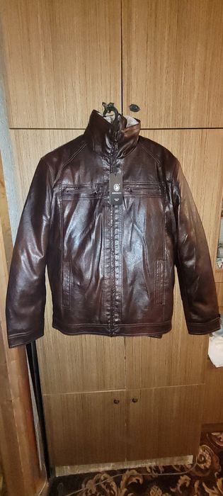 Продам куртки новые