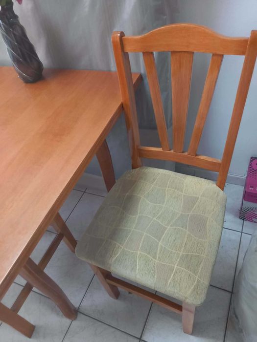 Маса за продажба с четири стола