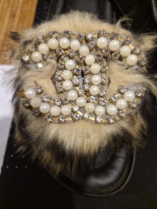 Сабо -елегантно с красива физия