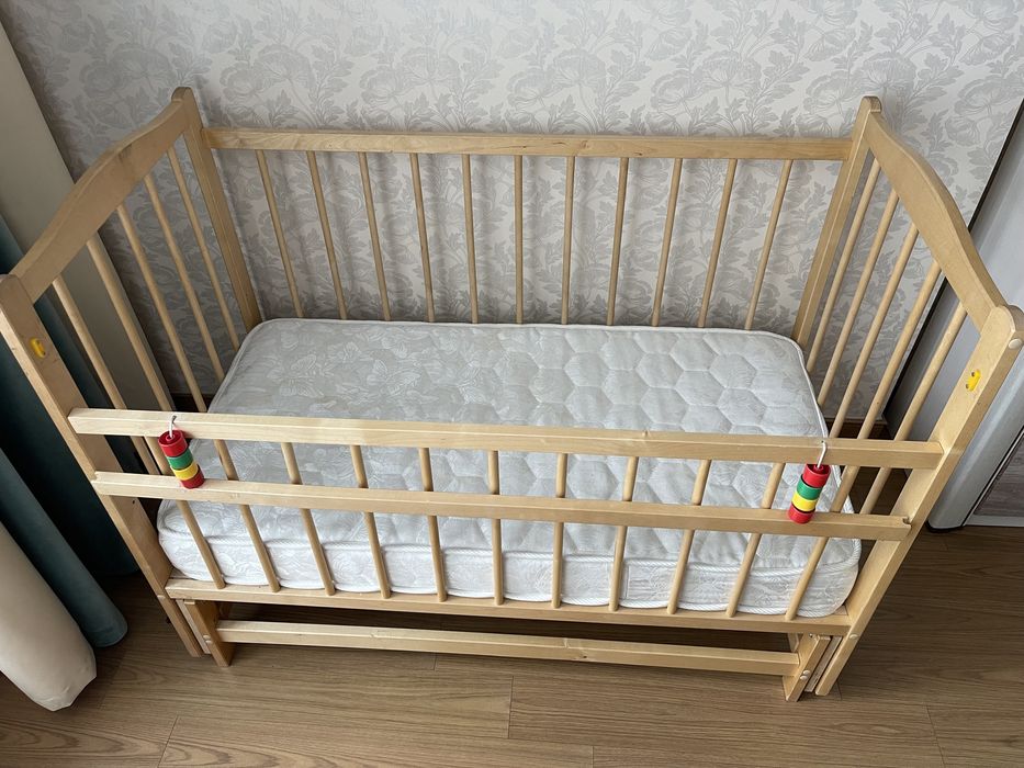 Детский манеж, с качалкой, в отличном состоянии