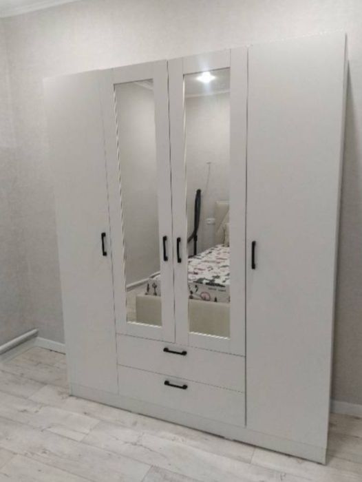 Шкаф с зеркалом продается