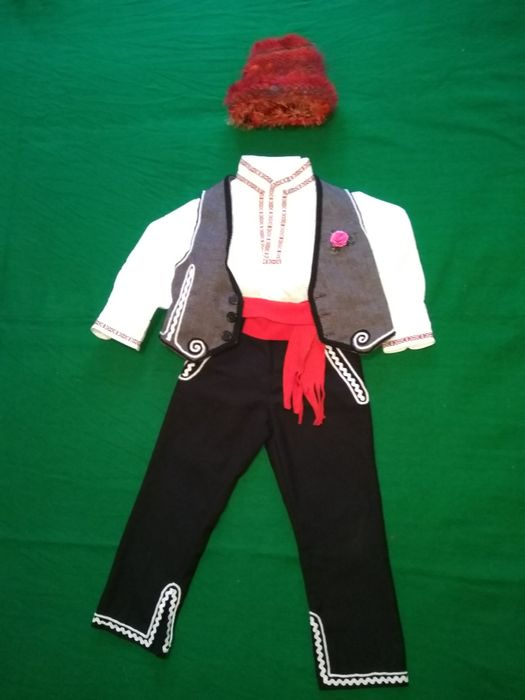 2бр.народни  носии,момчета 98-116 см,височина около 116 см