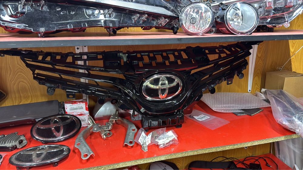 Эмблема , значок.  Camry 70 , rav4 , highlander