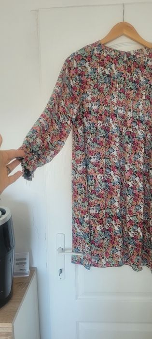 Rochie cu flori foarte potrivita în sarcina