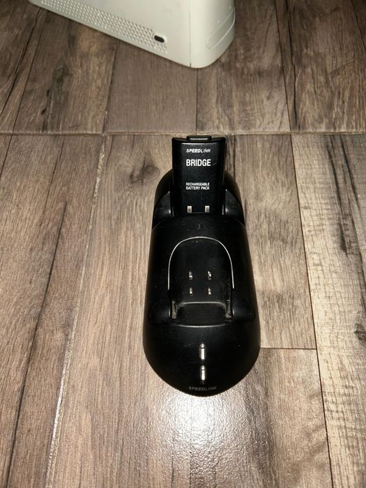 Consola xbox 360 (3 jocuri,si încărcător pentru baterie speed link)