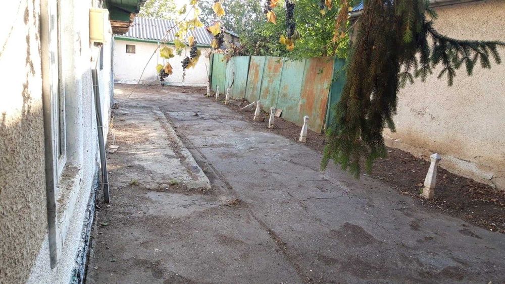 Ofertă excelentă pentru închiriere teren cu locuință sau spațiu de depozitare! Andronache