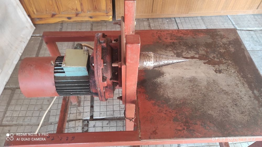 Машина за цепене на дърва