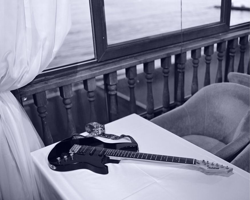 Ashton sola guitar sotiladi