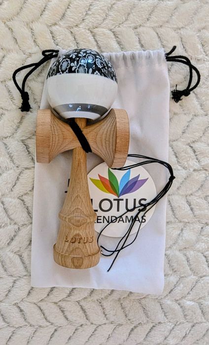 Kendama LOTUS: Gallagher/Bloom, Antiskid/Sticky (Pret pe bucata!)