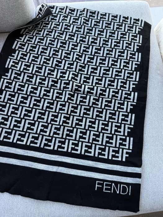 Нови зимни шалове Hermes, Fendi