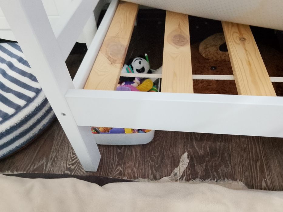 Деревянная кровать домик продам