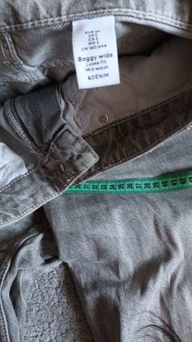 Vand pantaloni de blugi