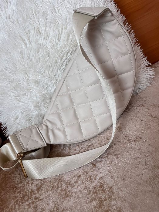 Дамска чанта в бежов цвят