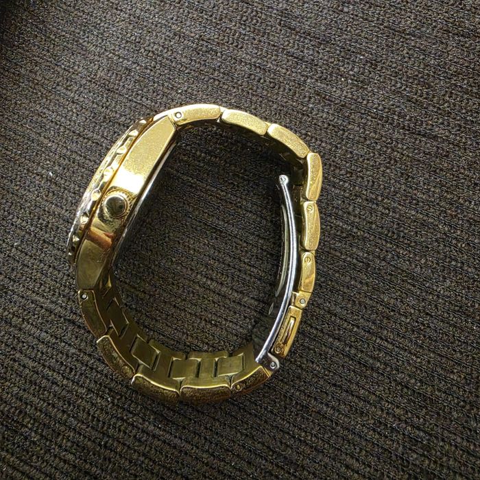 Златест часовник Guess