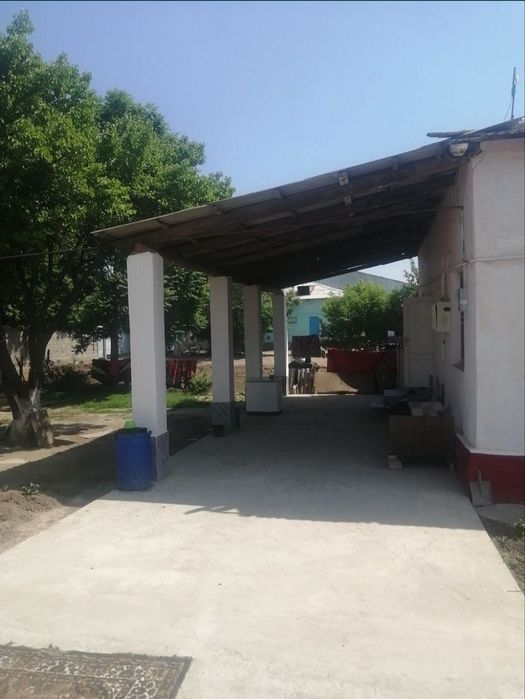 Uy sotiladi. Sirdaryo tumani Sholikor MFY Maktab yonida