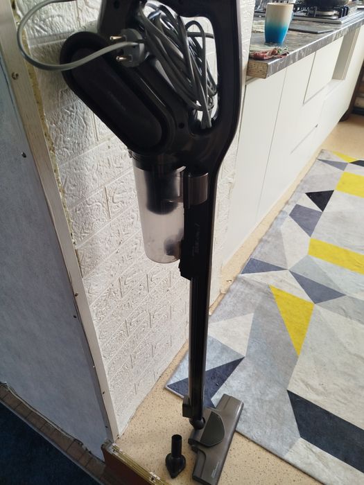 Продам вертикальный пылесос