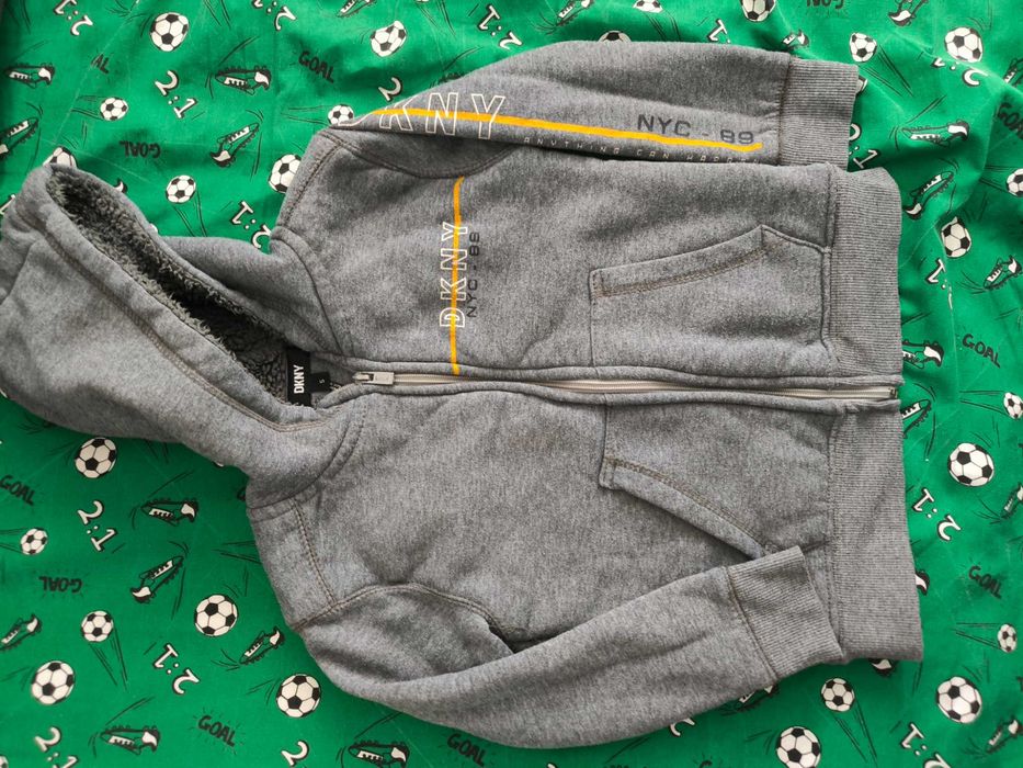 Детски суитчър DKNYс мека вътрешна част