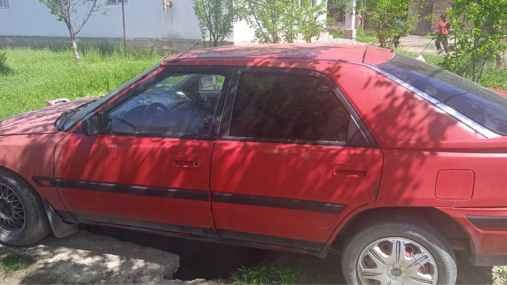 Mazda 323 год:1990