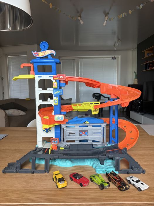 Hot Wheels Attacking Shark Escape Playset