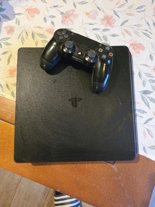 Consola PS4 cu 8 jocuri la pachet