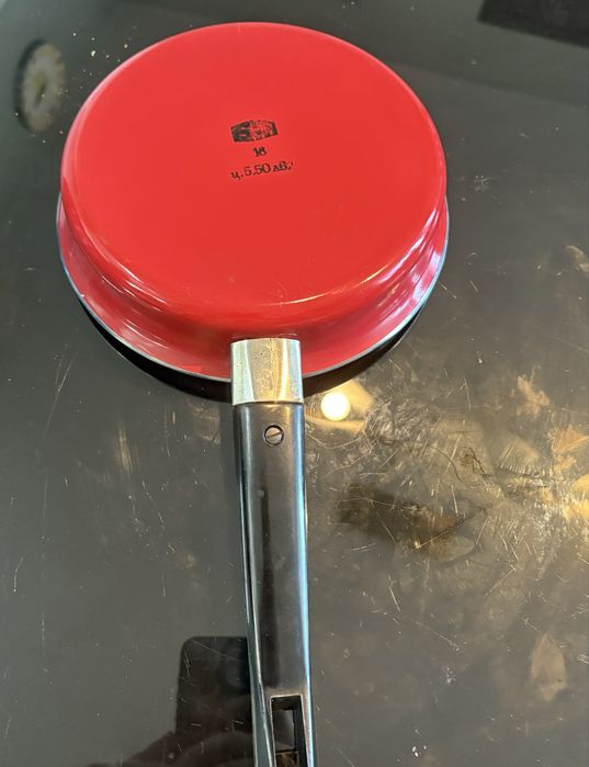 Соц едно времешен български емайлиран тиган