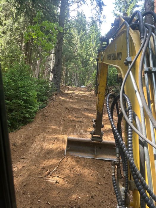 Teren Beliș cu iesire la lac + ponton+ căsuță mobilă+ curent electric