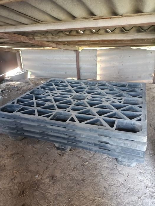 Палет пластиковый