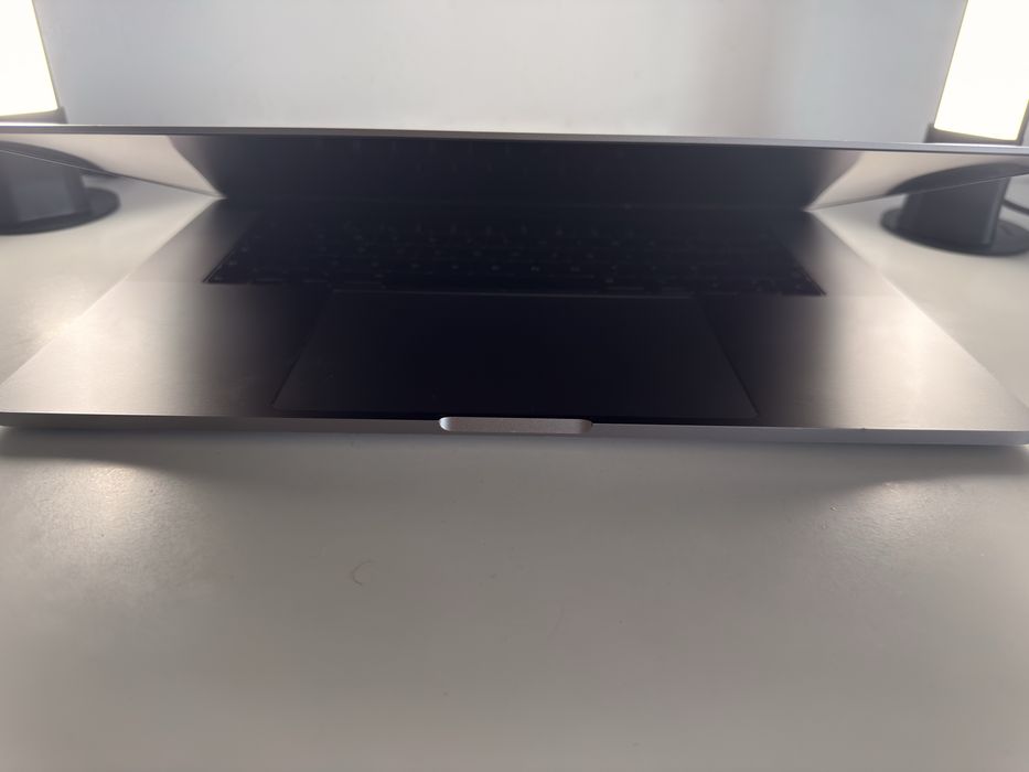 MacBook Pro 15-inch A1990 – aproape nou, folosit doar 100 ore, cu încărcător
