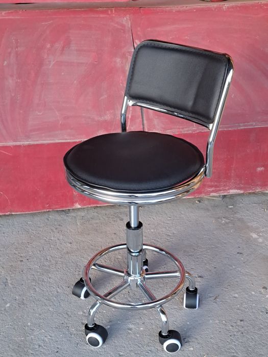 Стулья. На колёсах.Для салонов и т д.