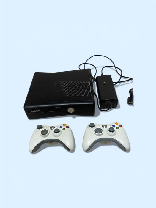 Xbox 360 modat + 2 controllere