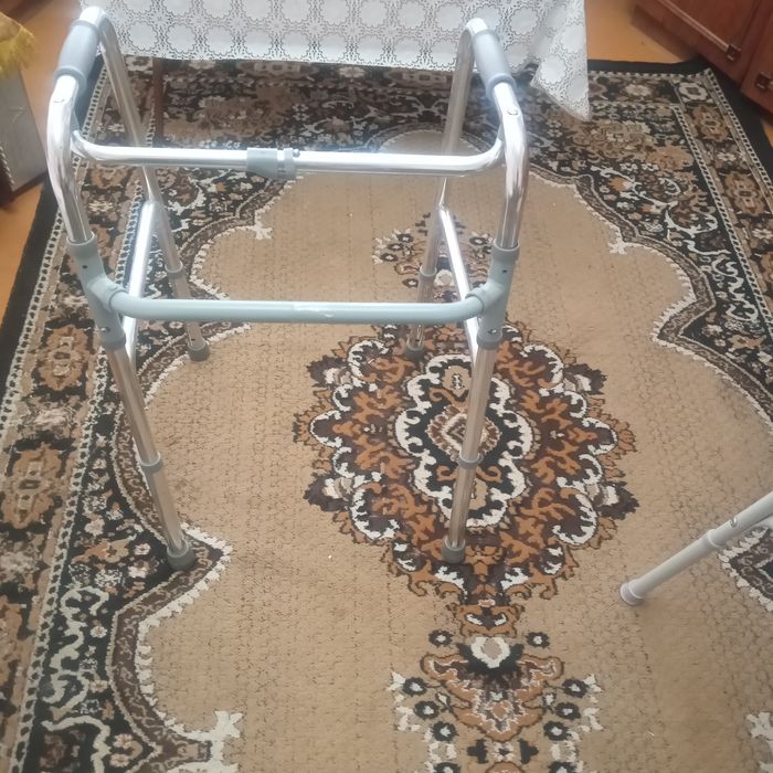 Продам ходунки, б/у в отличном состоянии.