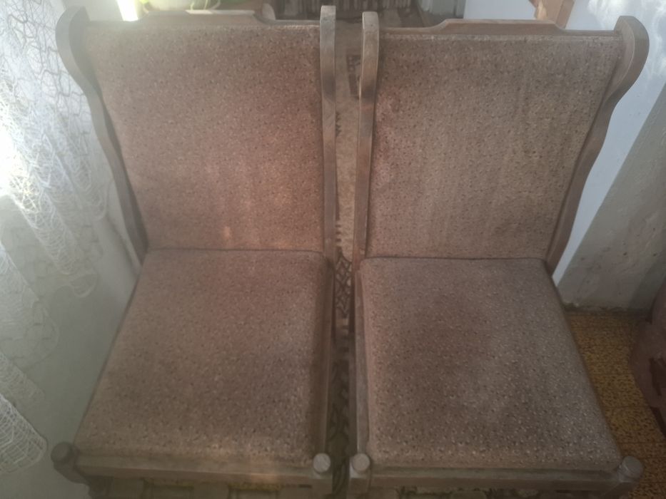 Старинни дървени столове