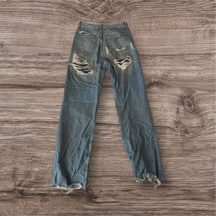 Zara сини дънки.