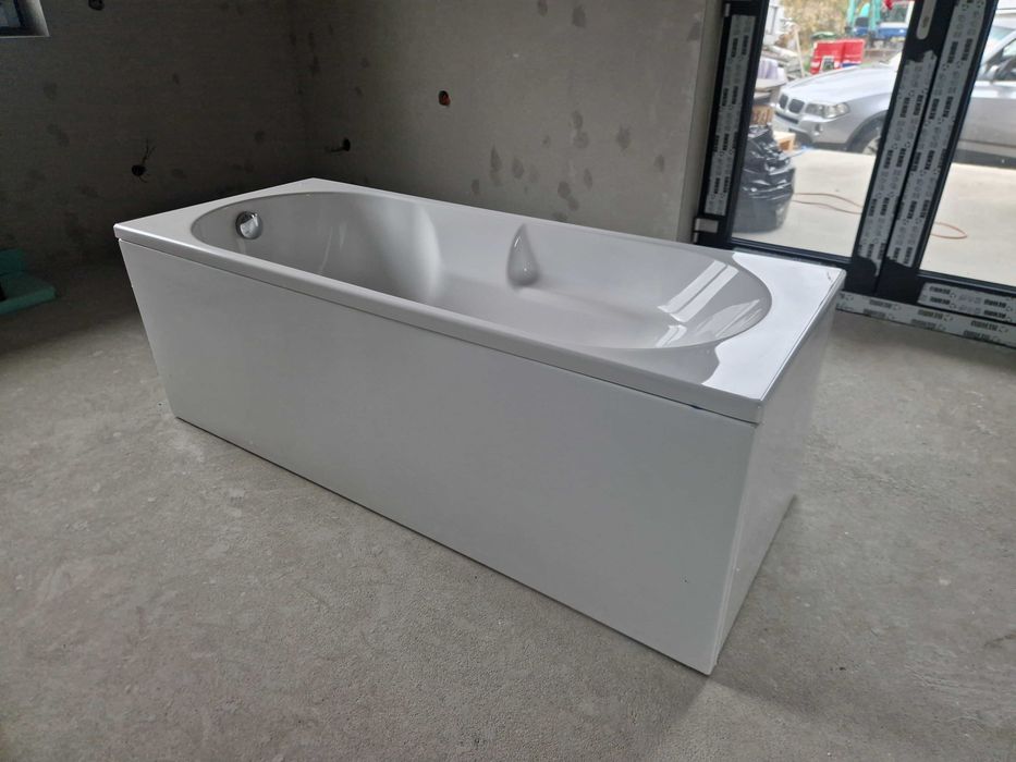 Cada noua baie Roca cu cotiera dimensiuni 1,70 x 70 cm.